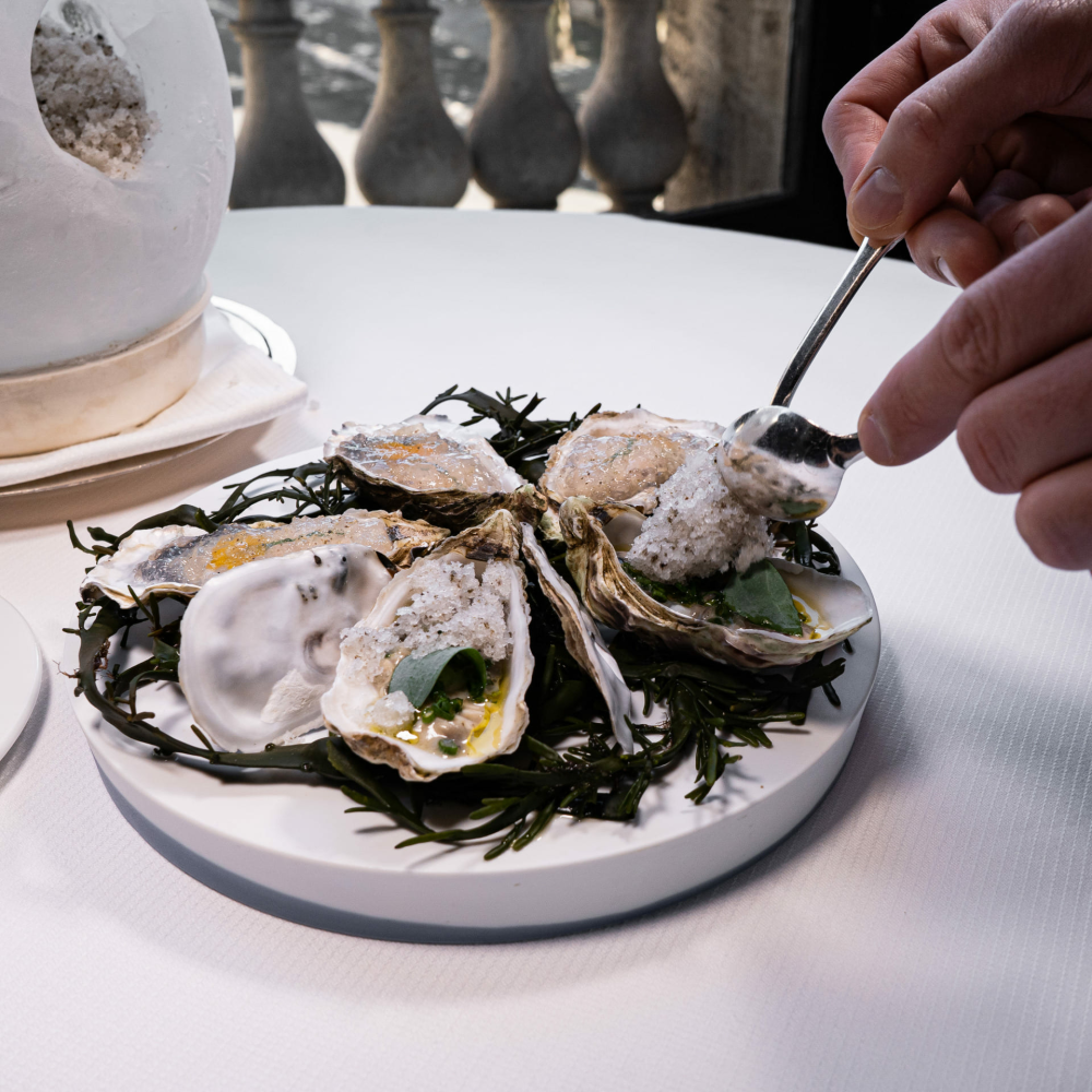 {"fr":"L\u2019hu\u00eetre en nage glac\u00e9e, hu\u00eetres concass\u00e9es, granit\u00e9 algue et citron","en":"Iced poached oyster, concass\u00e9 of oysters, granit\u00e9 of seaweed and lemon","zh":"\u51b0\u9547\u7261\u86ce\u3001\u7261\u86ce\u788e\u3001\u6d77\u82d4\u4e0e\u67e0\u6aac\u6676\u51b0","ja":"\u30ab\u30ad\u306e\u51b7\u305f\u3044\u524d\u83dc\u3001\u30ab\u30ad\u306e\u30b3\u30f3\u30ab\u30c3\u30bb\u3001\u6d77\u85fb\u3068\u30ec\u30e2\u30f3\u306e\u30b0\u30e9\u30cb\u30c6","ko":"\ucc28\uac11\uace0 \uc2f1\uadf8\ub85c\uc6b4 \ud1b5\uad74\uacfc \uc0dd\uad74 \ucf69\uce74\uc138, \ub808\ubaac\uacfc \ud574\ucd08 \uadf8\ub77c\ub2c8\ud14c","ru":"\u0423\u0441\u0442\u0440 \u0432\u043e \u043b\u044c\u0434\u0430\u0445, \u043c\u0435\u043b\u043a\u043e \u043d\u0430\u0440\u0435\u0437\u0430\u043d\u043d\u044b\u0435 \u0443\u0441\u0442\u0440\u0438\u0446\u044b, \u0437\u0435\u0440\u043d\u0438\u0441\u0442\u043e\u0435 \u043c\u043e\u0440\u043e\u0436\u0435\u043d\u043e\u0435 \u0438\u0437 \u0432\u043e\u0434\u043e\u0440\u043e\u0441\u043b\u0435\u0439 \u0438 \u043b\u0438\u043c\u043e\u043d\u0430"}