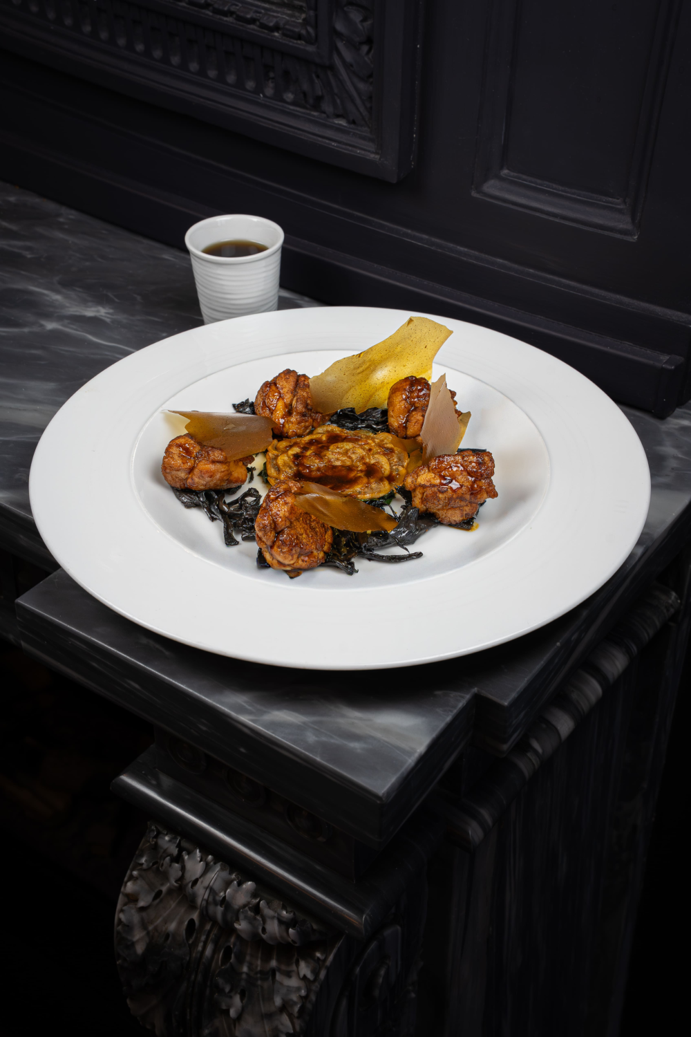 Сладкое мясо «жарено-мягкое», шпинатный гратен и грибы, «хрустящий» сок телёнка