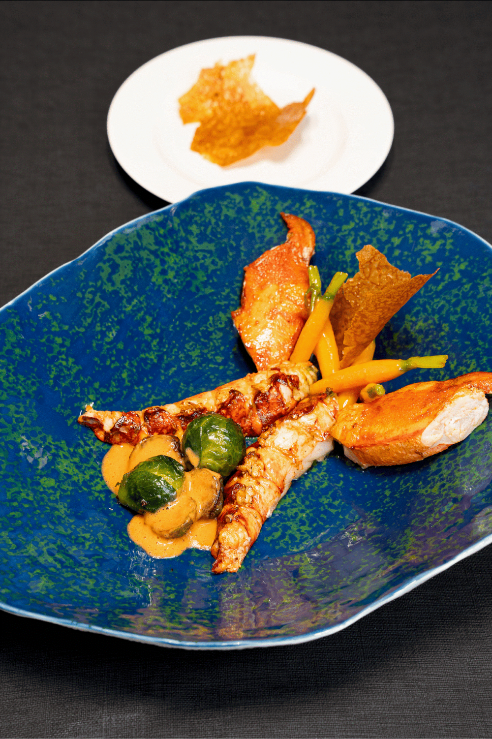 Homard « cruit » sur le corail, la carotte autour, voile craquante, un petit chou pour saucer