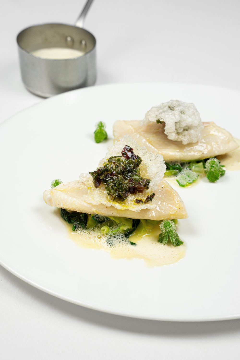 {"fr":"Saint-Pierre \u00e9tuv\u00e9, du v\u00e9g\u00e9tal marin, un jus court","en":"Steamed John Dory with sea vegetables","zh":"\u6e05\u84b8\u5723\u5f7c\u5f97\u9c7c\uff5c\u6d77\u9c9c\u852c\u83dc\u914d\u6d53\u7f29\u9c7c\u6c64","ja":"\u30b5\u30f3\u30d4\u30a8\u30fc\u30eb\u306e\u84b8\u3057\u713c\u304d\u3001\u6d77\u85fb\u3001\u6fc3\u539a\u306a\u30bd\u30fc\u30b9\u6dfb\u3048","ko":"\ubd80\ub4dc\ub7fd\uac8c \ucc10 \ub2ec\uace0\uae30\uc640 \ud574\uc870\ub958, \uac04\uacb0\ud558\uac8c \uc878\uc778 \uc721\uc999 \uc18c\uc2a4","ru":"\u0421\u043e\u043b\u043d\u0435\u0447\u043d\u0438\u043a \u043d\u0430 \u043f\u0430\u0440\u0443, \u043c\u043e\u0440\u0441\u043a\u0438\u0435 \u0440\u0430\u0441\u0442\u0435\u043d\u0438\u044f, \u043a\u043e\u043d\u0446\u0435\u043d\u0442\u0440\u0438\u0440\u043e\u0432\u0430\u043d\u043d\u044b\u0439 \u0441\u043e\u043a"}