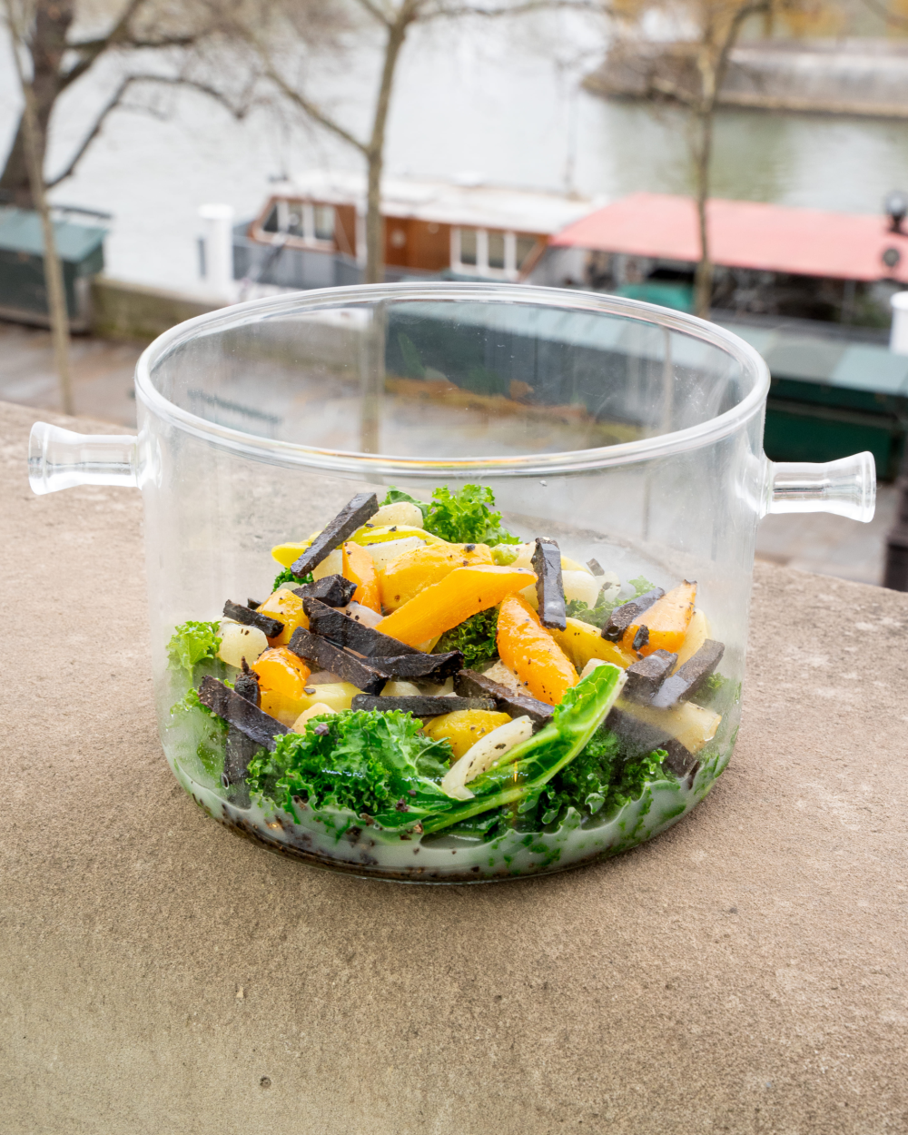 冬野菜のかくれんぼ、トリュフのブイヨンで 150 €