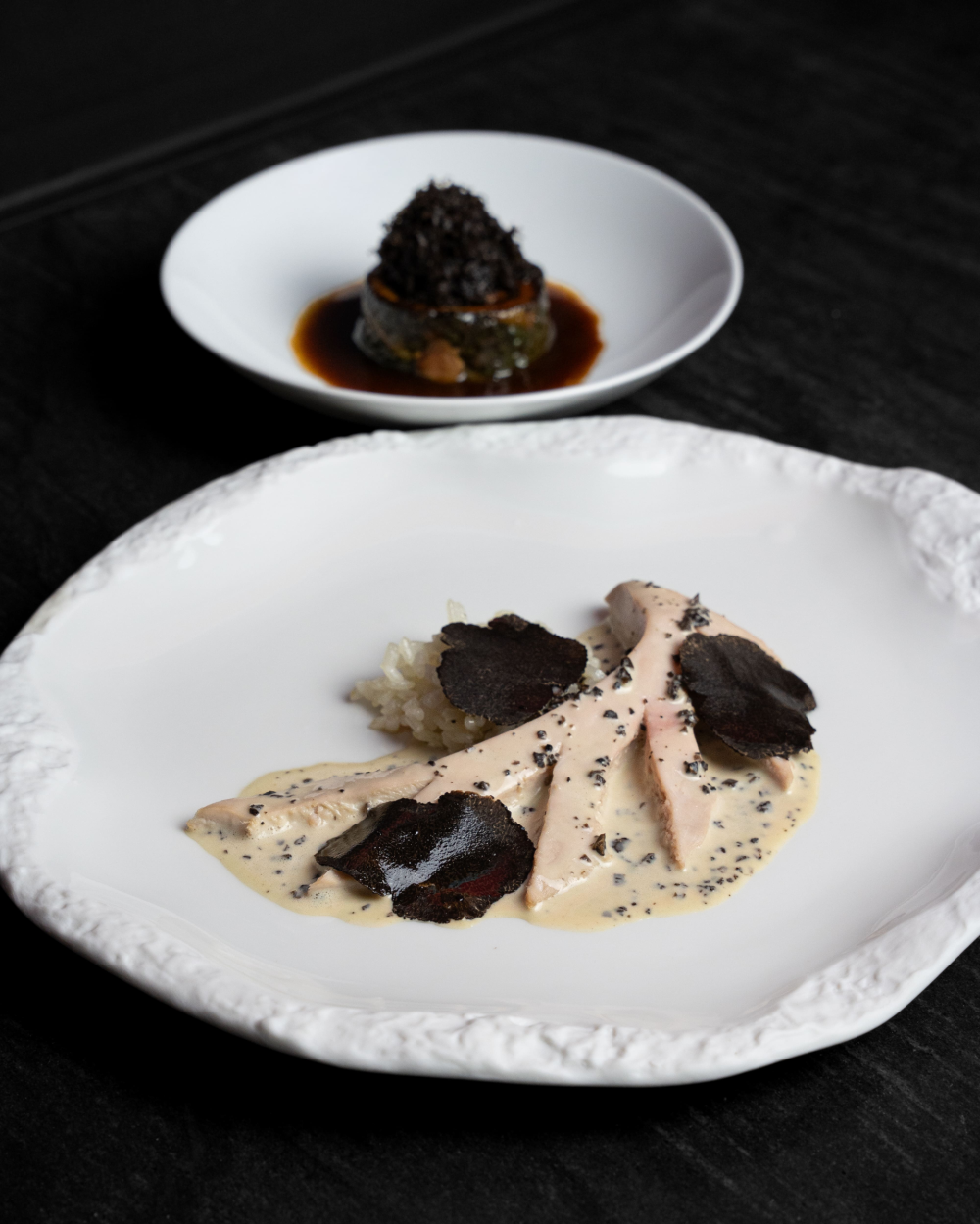 ホロホロ鳥のポシェ、ソース・アルビュフェラ、葉で包んだもも肉 195 €