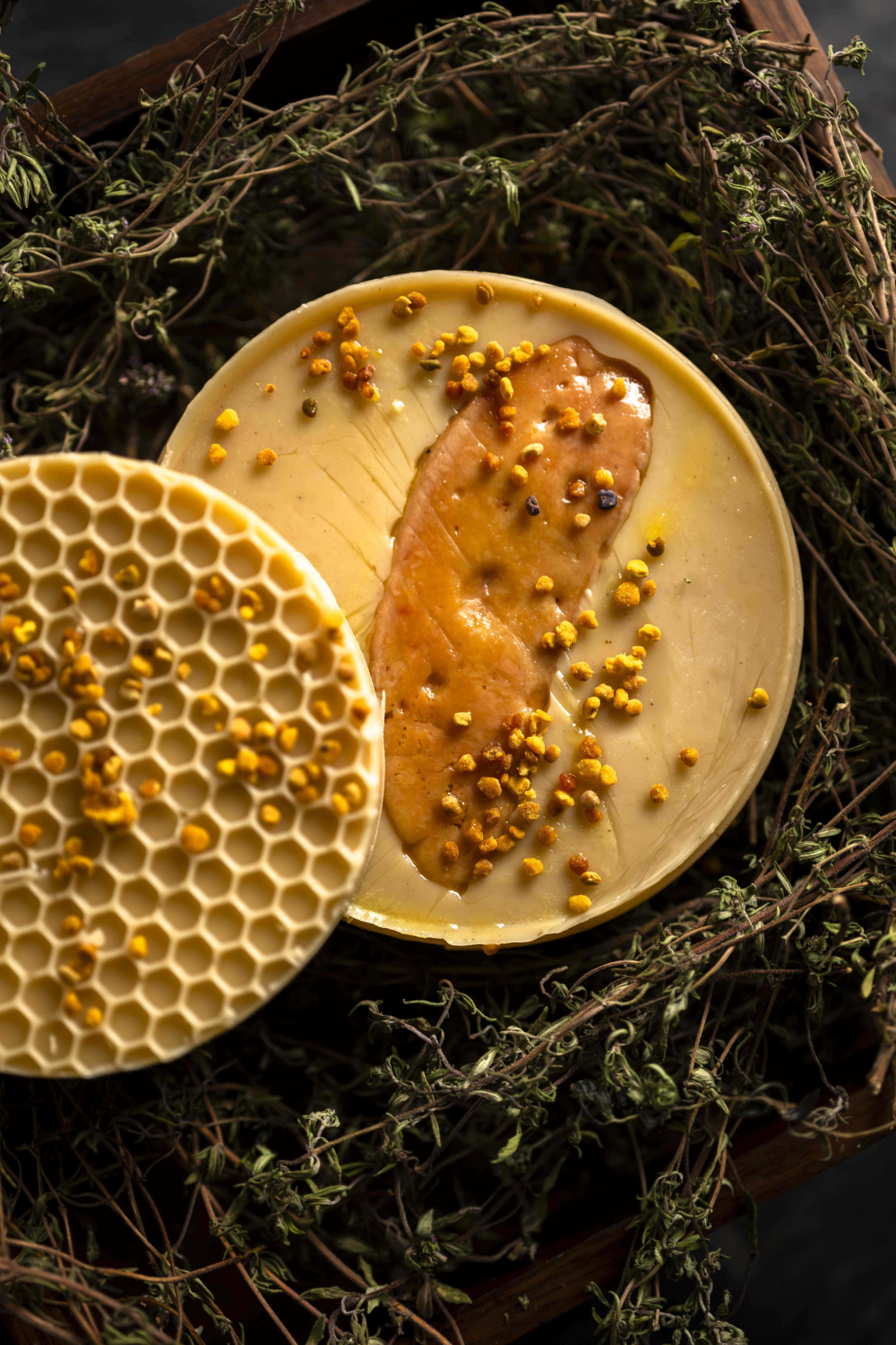 Foie gras de canard à la cire d’abeille, une touche de safran et thym 140 €