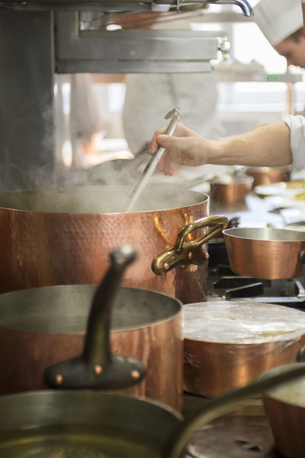 Pintade fermière pochée, tilleul et mélisse, que du blanc autour et la cuisse grillée à côté 185 €