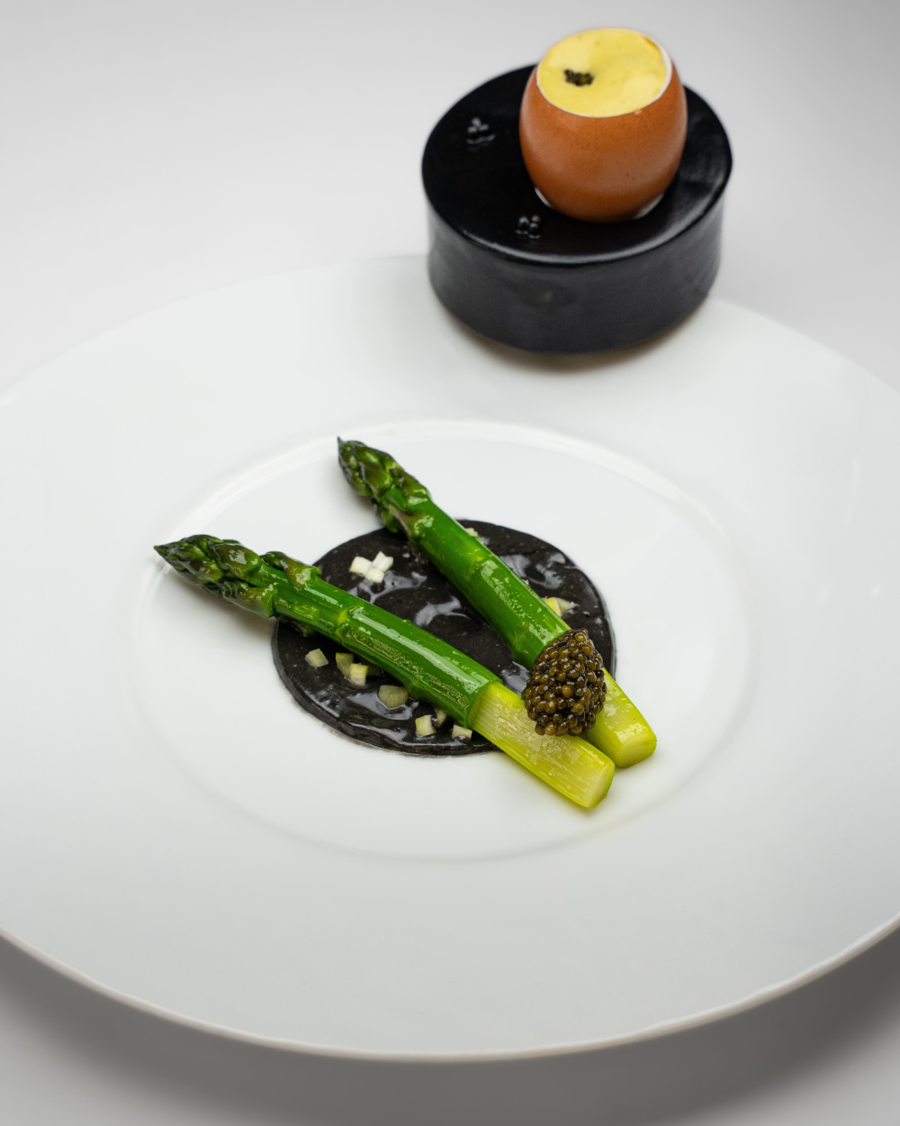 Caviar et asperges vertes, sabayon fumé 195 €
