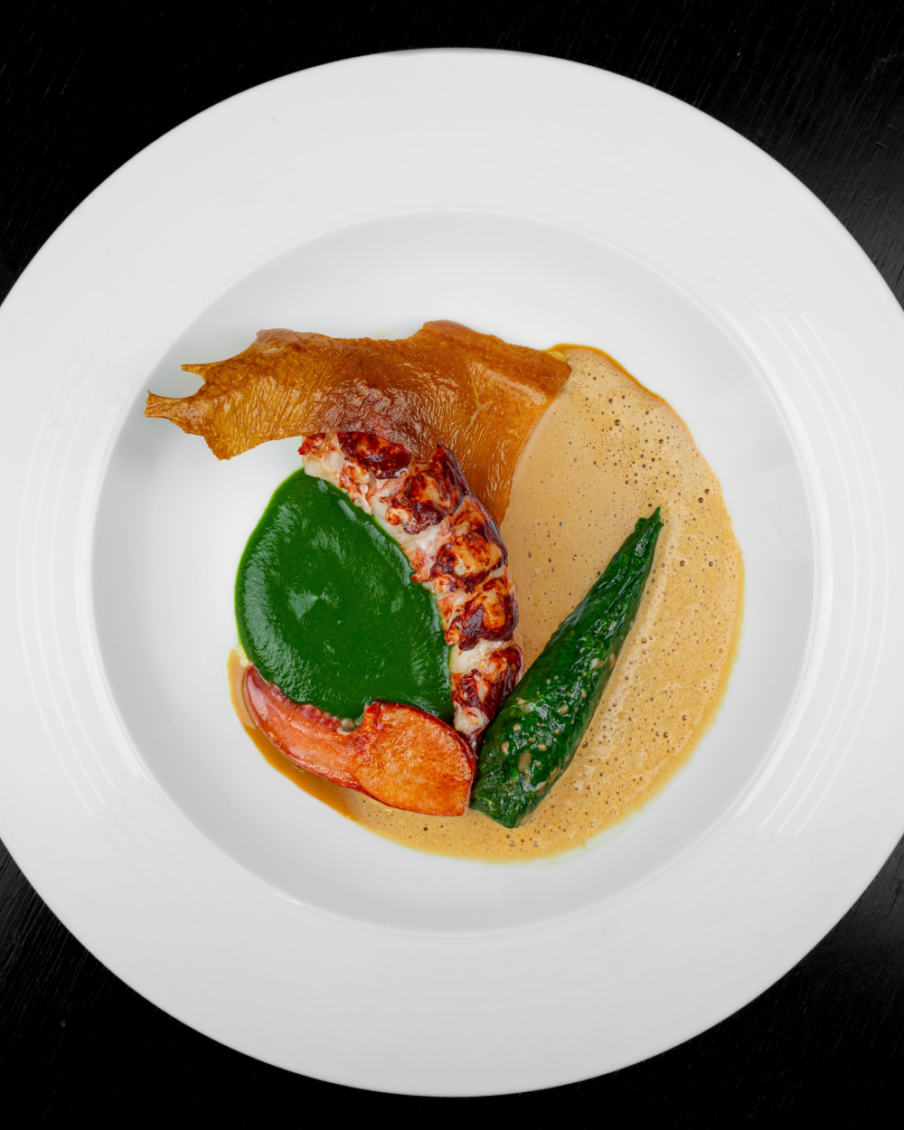 Homard « cruit » sur le corail, la laitue braisée pour saucer, un « cuir » de homard 210 €