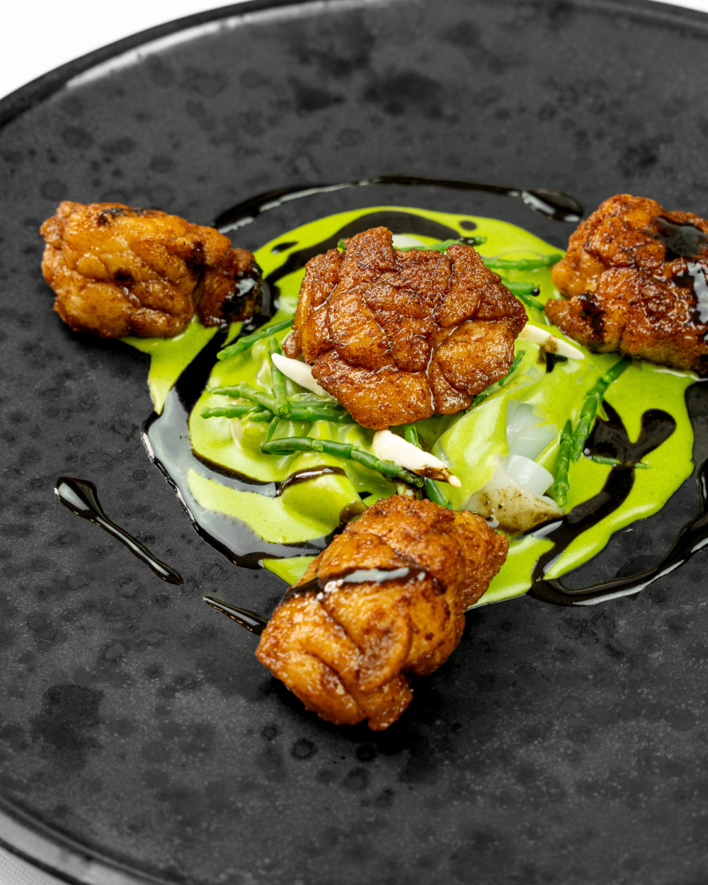 Ris de veau « rissolés-moelleux », seiche et pil-pil 205 €