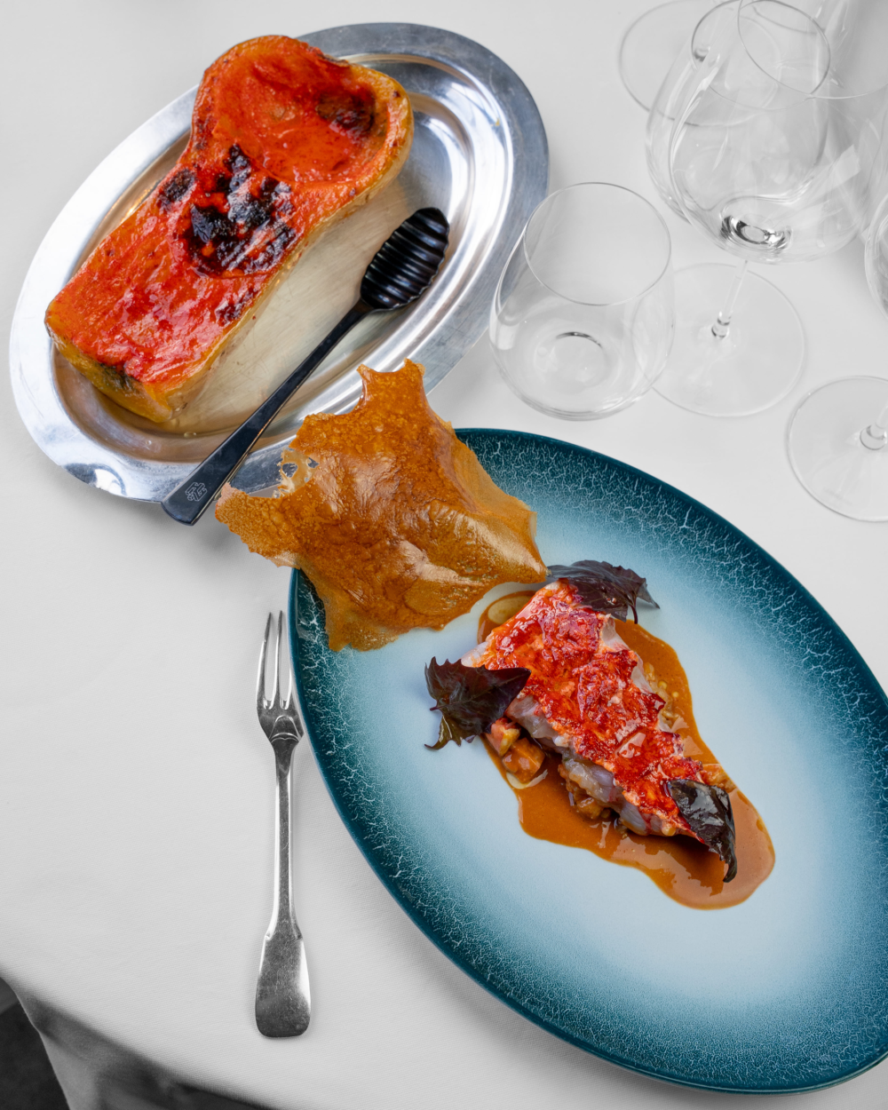 Homard « cruit » sur le corail, butternut rôtie dans les carapaces, un « cuir » de homard 220 €