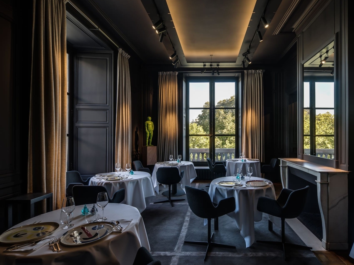 1763139481salon-scenes-de-paris-dresse-at-restaurant-guy-savoy